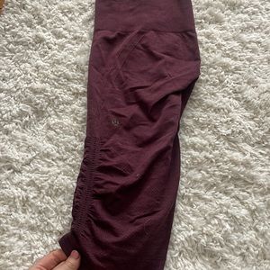 LULU lemon capris